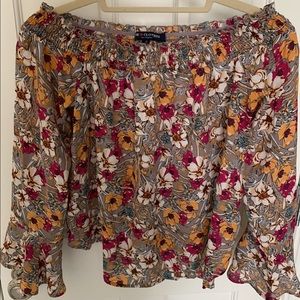 Off the shoulder total shirt